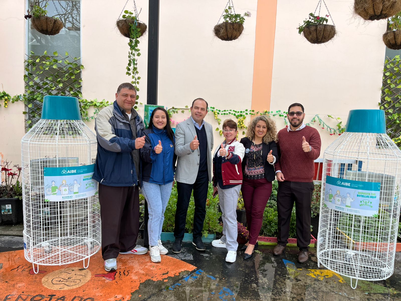 AIBE entregó contenedores de material PET para impulsar un reciclaje responsable.